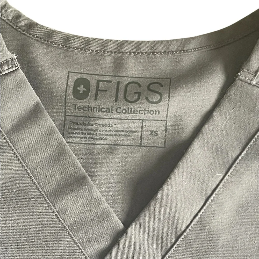 FIGS Men's Gray V-Neck Scrub Top Size XS - Picture 4 of 12